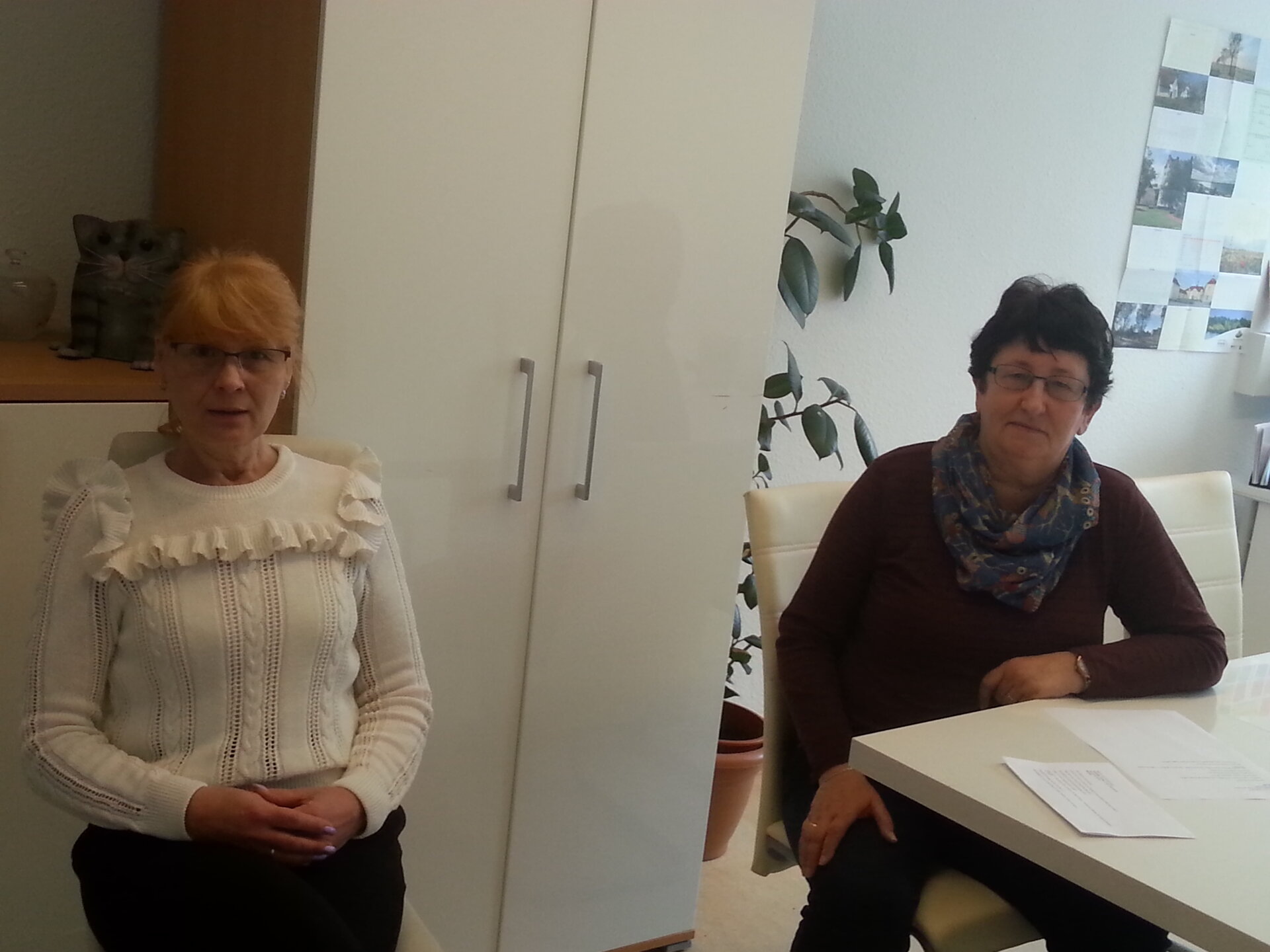 Mit entsprechendem Schutzabstand: Marion List (links) und Bettina Kühnel